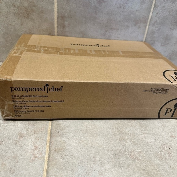Pampered Chef Other - 2 qt Enameled Cast Iron Baker